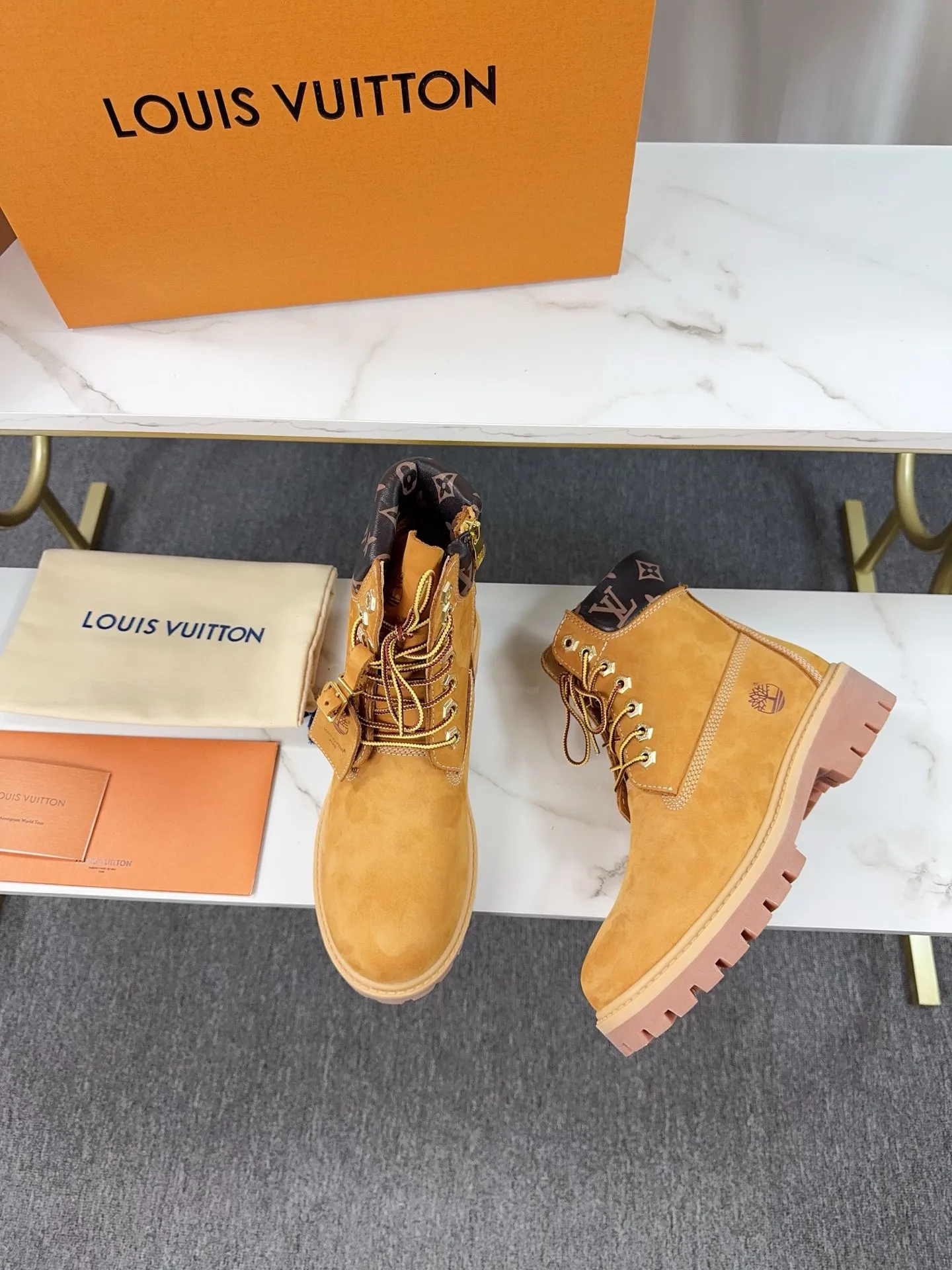 Couple model 💰700 ❤️Top version: Couple model LV x Timberland Timberland joint model Presbyopia Embossed Rhubarb boots Ankle boots Short boots LV x Timberland ankle boots are made of Monogram embossed waterproof nubuck cow leather, relying on the brand's exquisite craftsmanship to carefully reshape the classic Timberland 6-inch boot shape in Italy, and make an eye-catching appearance in 2024 created by Pharrell Williams with American workwear style Autumn and winter menswear show. Monogram embossed tongue, original Timberland laces and outsole are exquisite details, and the leather label expresses the cooperation logo. Exquisite packaging at the delivery counter🛍📦 ▪️Material: Original customized imported first-layer cowhide ▪️Inner lining: Original customized leather lining/mesh lining ▪️Outsole: Original molded anti-slip rubber material ▪️Sole thickness: 3.5CM ▪️Size: Women's 35-40 Men's 39-46